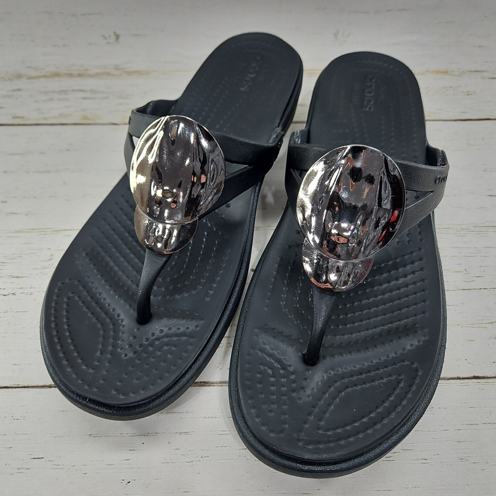 Crocs Sanrah Hammered Metallic Circles Wedge Size 10 Black Silver Thong Sandals